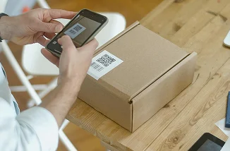 Persona escaneando un paquete con el móvil
