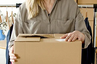 Mujer preparando un paquete en su tienda